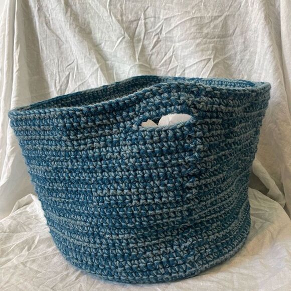 Women's Blue Green Double Handle Open Top Crochet Knit Bucket Handbag 22X23 - Picture 1 of 7